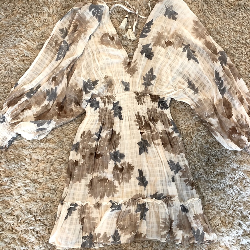 Floral open- sleeve dress